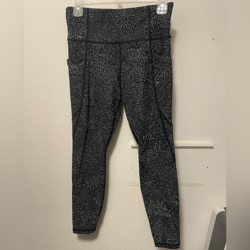 Athleta salutation Stash pocket leggings black white medium Workout Activewear